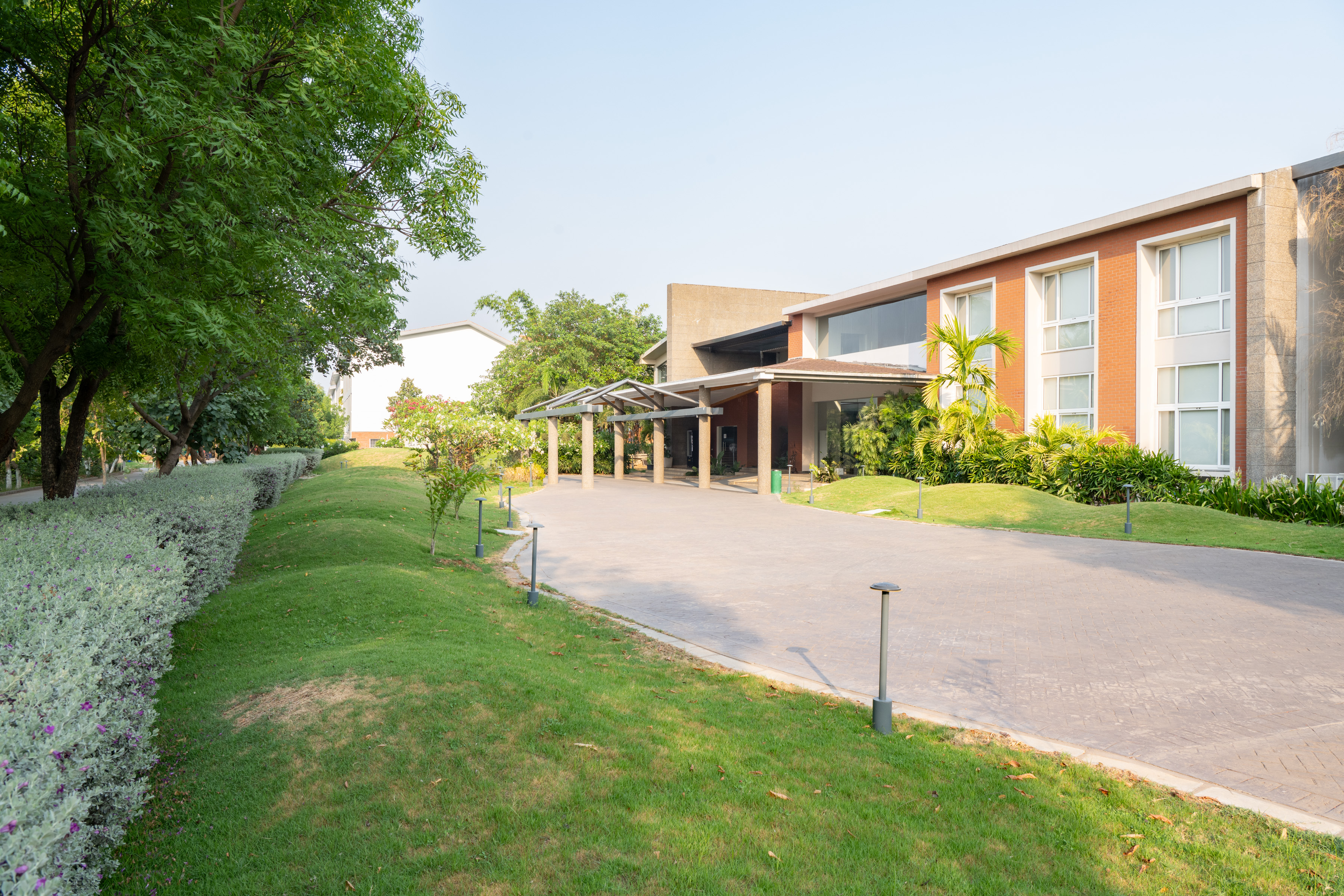 The Pearl's lobby at Kanha — slide 2