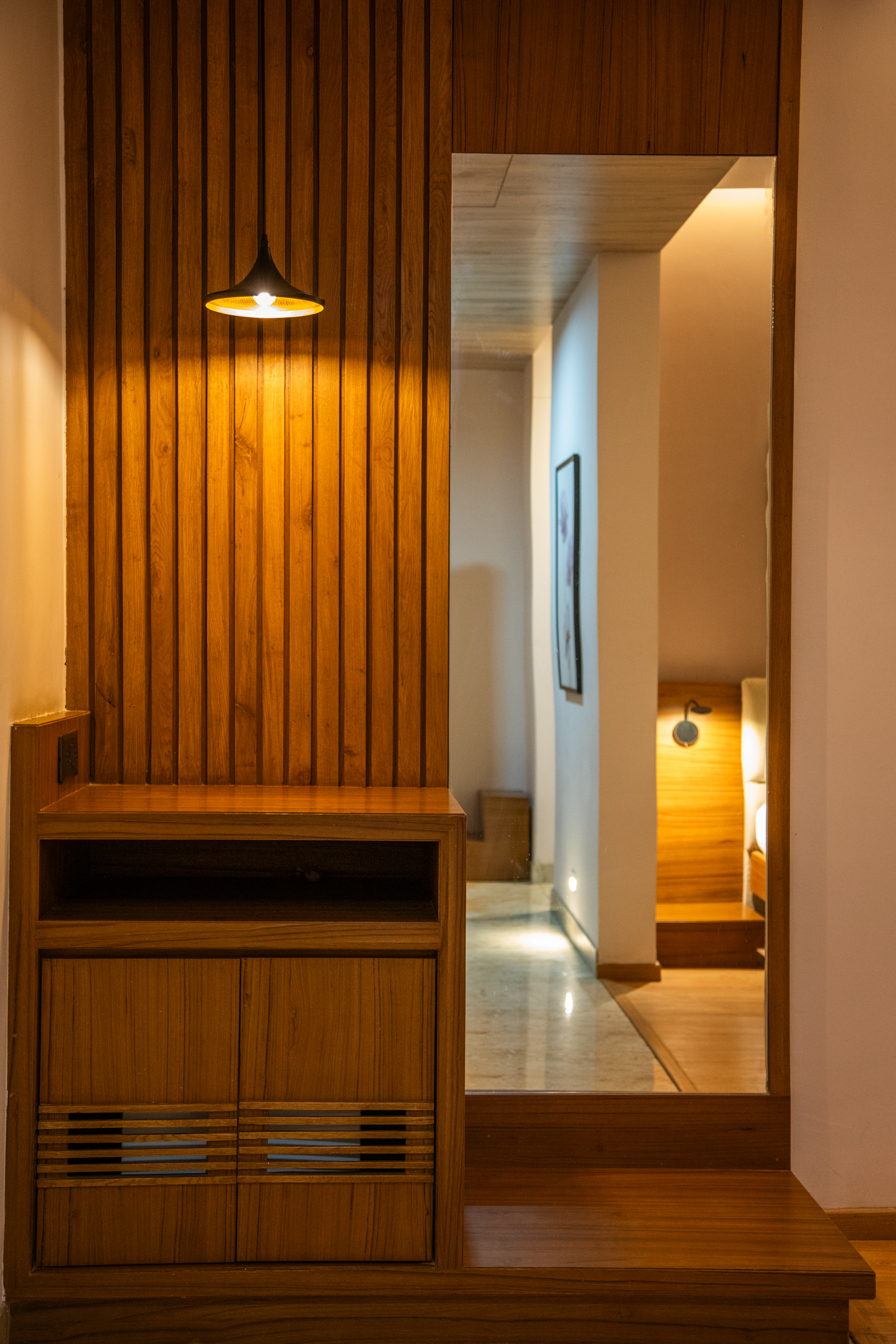 A Wellness Deluxe Extension room: two beds, lounge chairs and a seating area. — photo 2